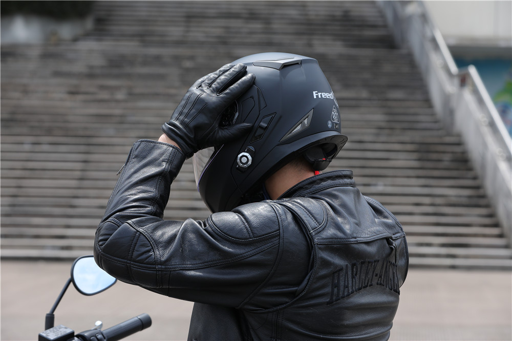 1、 It must not be restarted immediately after the water enters Helmet Bluetooth headset is an electr